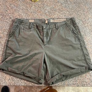 American Vintage olive green shorts. Perfect for 🏖 or afternoon lunch. Size 14